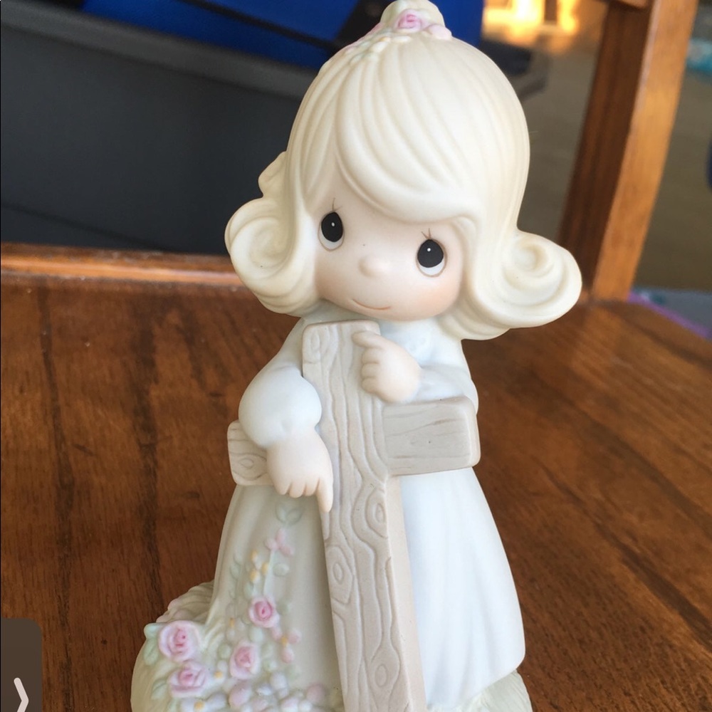 precious moments I believe in the old rugged cross porcelain figurine